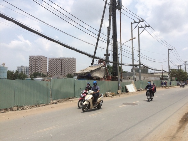 cong truong duong binh phu.JPG cong truong duong binh phu.JPG