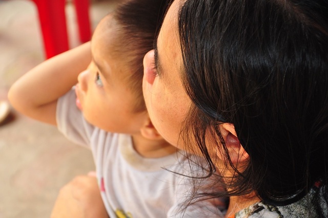 Cuộc sống khốn khổ trong đói rách của hai đứa trẻ không cha, mẹ bị tâm thần - 6 Cuộc sống khốn khổ trong đói rách của hai đứa trẻ không cha, mẹ bị tâm thần - 6
