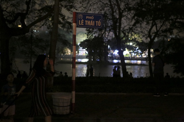 Hồ Gươm trong một giờ tắt đèn - 2 Hồ Gươm trong một giờ tắt đèn - 2