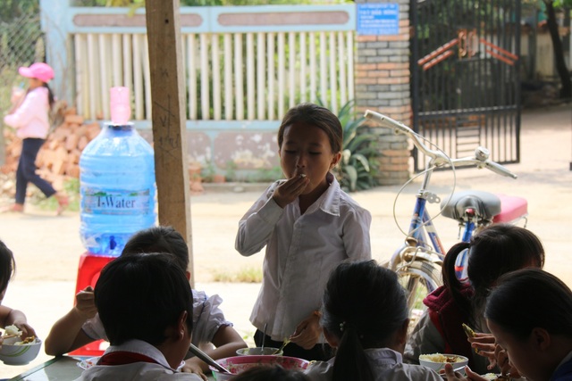 Cô giáo vùng cao xin cơm, xây nhà bán trú cho học trò nghèo - 4
