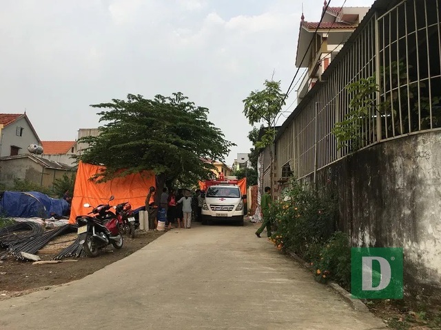 Mái hiên vừa thi công đổ sập, đè 2 người thương vong - 2 Mái hiên vừa thi công đổ sập, đè 2 người thương vong - 2