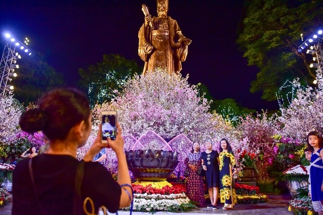 Hàng ngàn cành hoa anh đào khoe sắc bên hồ Hoàn Kiếm - 5