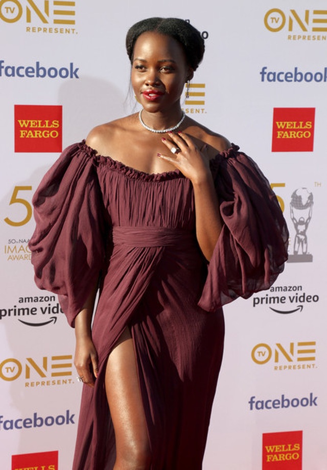 Kate Beckinsale mặc váy xuyên thấu, Lupita Nyongo khoe chân nuột nà - 2 Kate Beckinsale mặc váy xuyên thấu, Lupita Nyongo khoe chân nuột nà - 2
