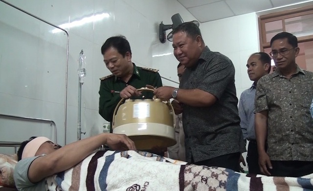 Giám đốc An ninh Lào thăm chiến sĩ biên phòng Việt Nam bị thương trong chuyên án bắt ma túy