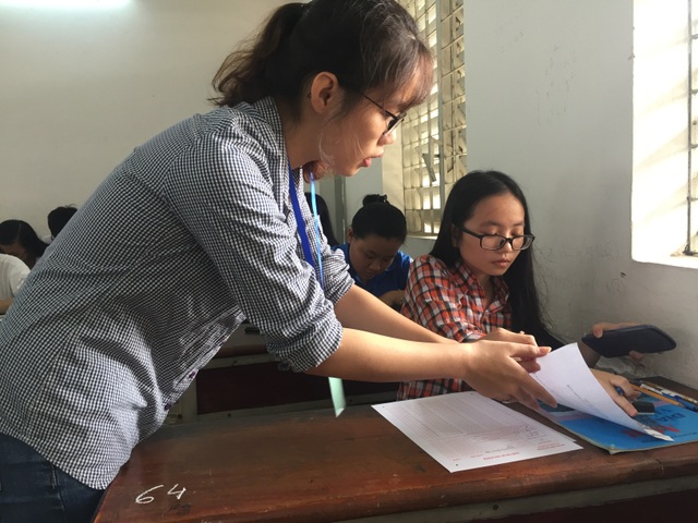 cán bộ coi thi kiểm tra hồ sơ thí sinh.JPG cán bộ coi thi kiểm tra hồ sơ thí sinh.JPG
