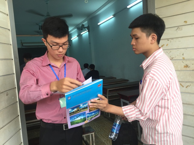 Kiểm tra hồ sơ thí sinh trước khi vào phòng.JPG Kiểm tra hồ sơ thí sinh trước khi vào phòng.JPG