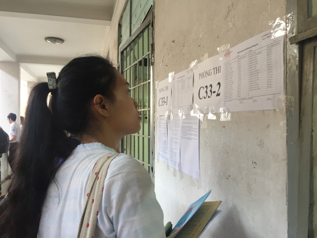 thí sinh dò phòng thi.JPG thí sinh dò phòng thi.JPG