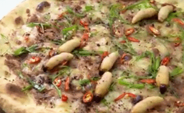 Sởn gai ốc với món pizza đuông dừa bò lổm ngổm tại Hà Nội - 3 Sởn gai ốc với món pizza đuông dừa bò lổm ngổm tại Hà Nội - 3
