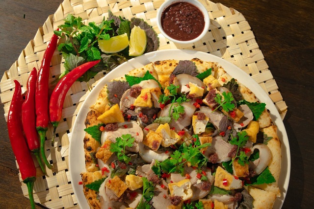Sởn gai ốc với món pizza đuông dừa bò lổm ngổm tại Hà Nội - 4 Sởn gai ốc với món pizza đuông dừa bò lổm ngổm tại Hà Nội - 4