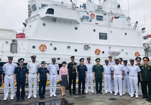 Lực lượng bảo vệ bờ biển Ấn Độ và Việt Nam cùng luyện tập cứu nạn trên biển