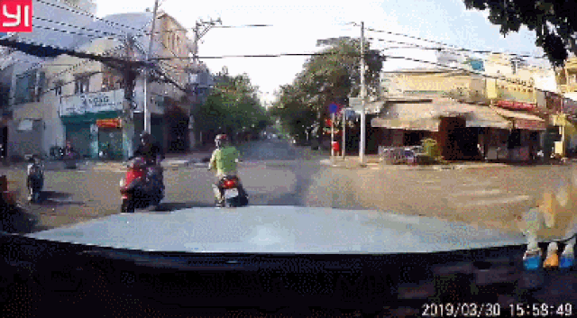 Ngán ngẩm với kiểu đi xe máy như chọc tức người đi đường của một ninja - 1