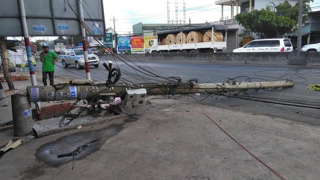 Xe cẩu kéo gãy trụ điện, một nhà dân bị ảnh hưởng - 1 Xe cẩu kéo gãy trụ điện, một nhà dân bị ảnh hưởng - 1