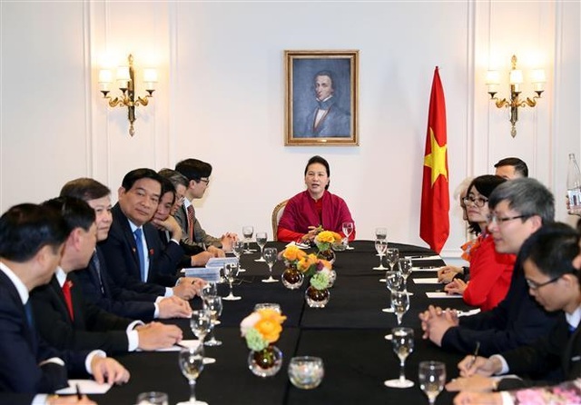 Chủ tịch Quốc hội gặp gỡ cộng đồng người Việt Nam tại Pháp