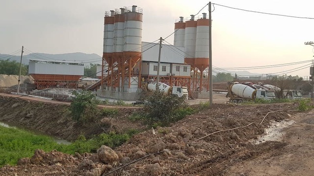 Xử phạt trạm trộn bê tông cày nát mặt đê sau phản ánh của Báo Dân trí! - 1 Xử phạt trạm trộn bê tông cày nát mặt đê sau phản ánh của Báo Dân trí! - 1