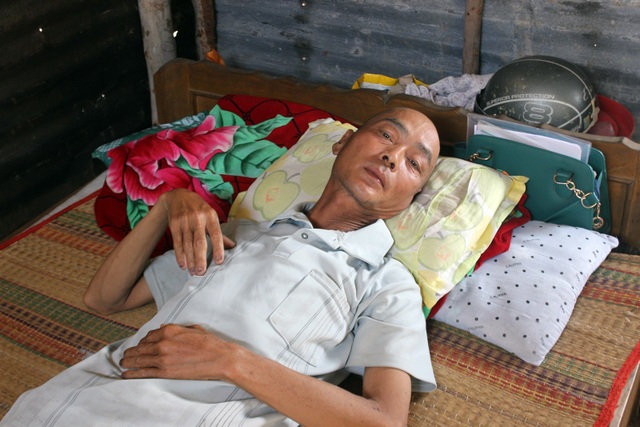 Bị ung thư, người đàn ông phó mặc bệnh tật giày vò ở nhà chờ chết - 4 Bị ung thư, người đàn ông phó mặc bệnh tật giày vò ở nhà chờ chết - 4