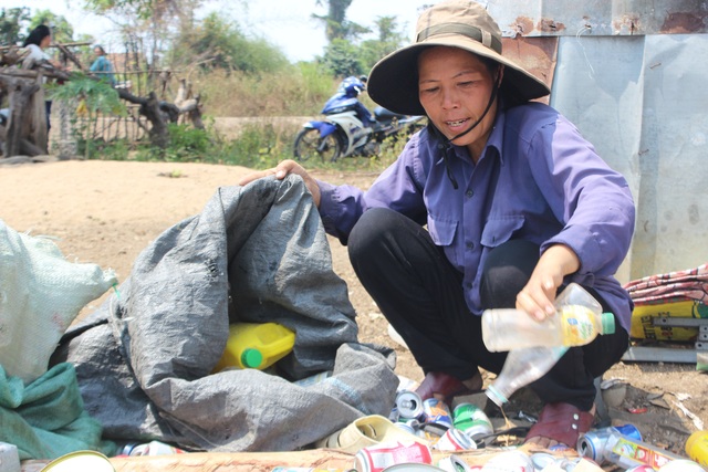 Bị ung thư, người đàn ông phó mặc bệnh tật giày vò ở nhà chờ chết - 8 Bị ung thư, người đàn ông phó mặc bệnh tật giày vò ở nhà chờ chết - 8