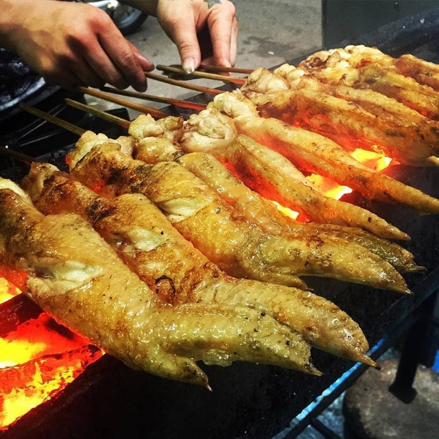 Hàng tấn chân gà, cánh gà đang phân huỷ bốc mùi hôi thối suýt tuồn vào nội địa - 2 Hàng tấn chân gà, cánh gà đang phân huỷ bốc mùi hôi thối suýt tuồn vào nội địa - 2