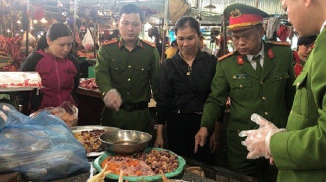 Hàng tấn chân gà, cánh gà đang phân huỷ bốc mùi hôi thối suýt tuồn vào nội địa - 1 Hàng tấn chân gà, cánh gà đang phân huỷ bốc mùi hôi thối suýt tuồn vào nội địa - 1