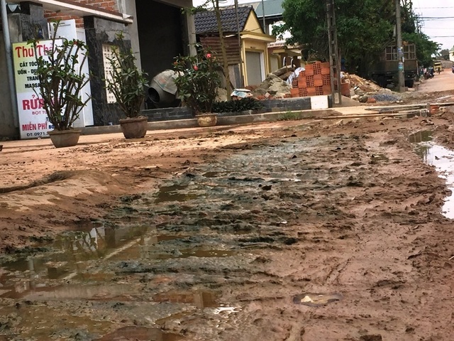Bi hài đường không có cống thoát nước, người dân kêu trời vì nước thải! - 4 Bi hài đường không có cống thoát nước, người dân kêu trời vì nước thải! - 4
