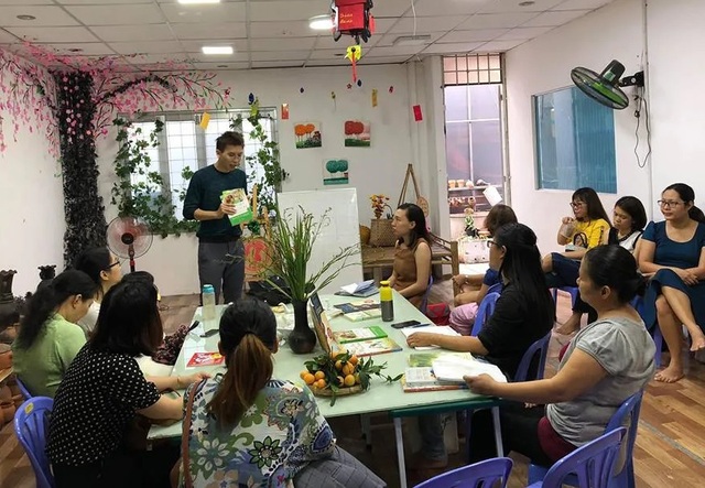 Nước mắt phụ huynh cầu xin cô cho con mình ở lại trường - 2 Nước mắt phụ huynh cầu xin cô cho con mình ở lại trường - 2
