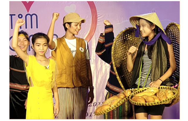 Hoa hậu Hen Nie truyền cảm hứng, tặng sách “Hạt giống tâm hồn” cho trẻ em mồ côi - 5 Hoa hậu Hen Nie truyền cảm hứng, tặng sách “Hạt giống tâm hồn” cho trẻ em mồ côi - 5