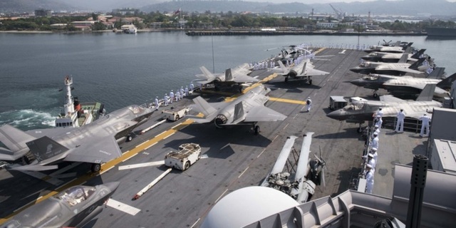 Tàu chiến Mỹ mang theo phi đội F-35 lớn chưa từng có qua Biển Đông - 1