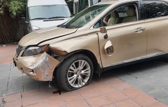 Tài xế xe Lexus đâm gãy chân người đi xe máy rồi bỏ chạy - 1 Tài xế xe Lexus đâm gãy chân người đi xe máy rồi bỏ chạy - 1