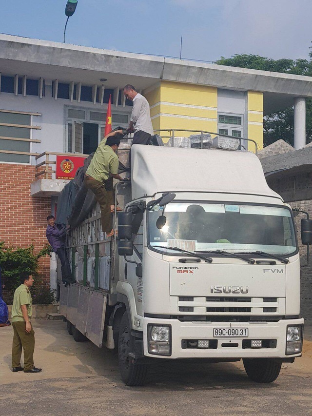 Quảng Bình: Thu giữ lô hàng lậu rất lớn đang trên đường đi tiêu thụ - 1 Quảng Bình: Thu giữ lô hàng lậu rất lớn đang trên đường đi tiêu thụ - 1