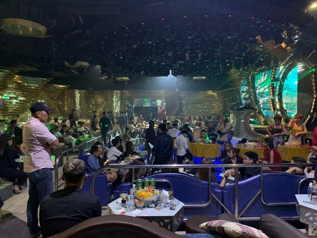 Cảnh sát đột kích quán bar, 150 dân chơi nhốn nháo Cảnh sát đột kích quán bar, 150 dân chơi nhốn nháo