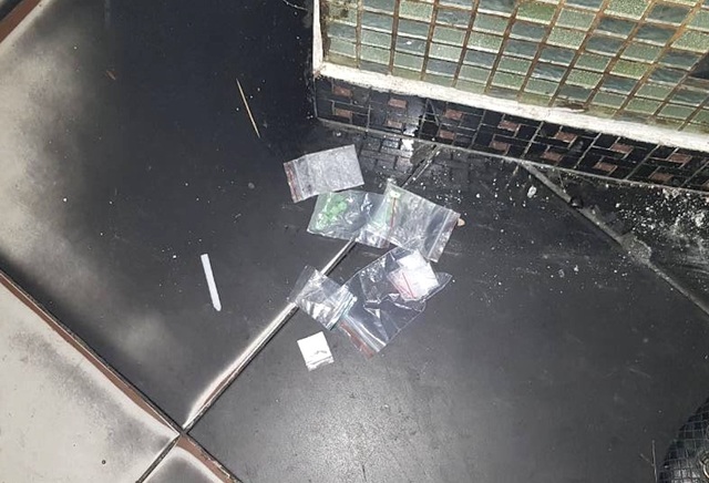 Cảnh sát đột kích quán bar, 150 dân chơi nhốn nháo Cảnh sát đột kích quán bar, 150 dân chơi nhốn nháo