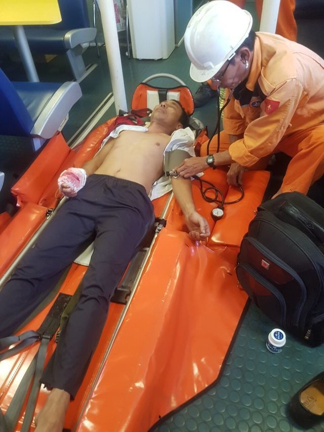 Cấp cứu thuyền trưởng tàu cá Quảng Nam bị thương, bất tỉnh - 2 Cấp cứu thuyền trưởng tàu cá Quảng Nam bị thương, bất tỉnh - 2