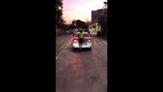 Du khách đu bám theo xe taxi để được chở miễn phí - 1 Du khách đu bám theo xe taxi để được chở miễn phí - 1