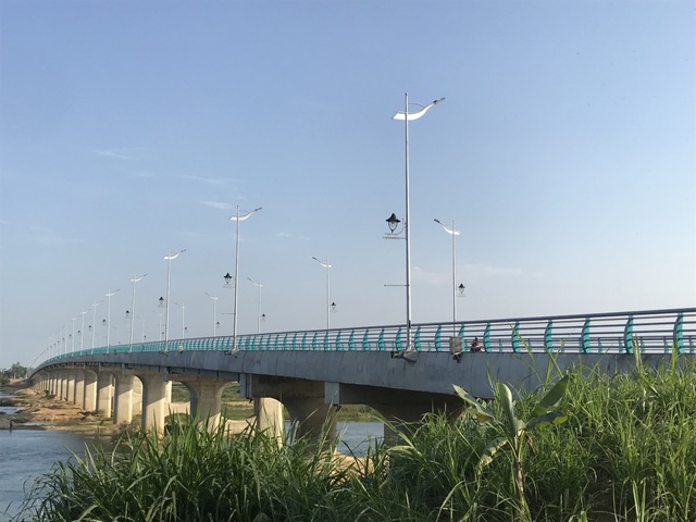 Người dân phải đi chui qua cây cầu trăm tỷ - 1 Người dân phải đi chui qua cây cầu trăm tỷ - 1