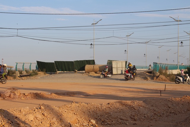 Người dân phải đi chui qua cây cầu trăm tỷ - 3 Người dân phải đi chui qua cây cầu trăm tỷ - 3