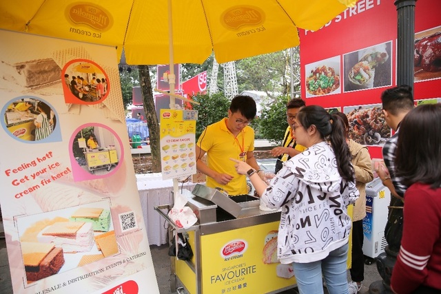 Lễ hội Singapore đầu tiên tại Việt Nam thu hút hàng ngàn người dân phía Bắc - 6 Lễ hội Singapore đầu tiên tại Việt Nam thu hút hàng ngàn người dân phía Bắc - 6