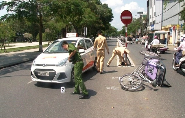 Đã xác định tài xế taxi gây tai nạn giao thông rồi bỏ trốn - 1 Đã xác định tài xế taxi gây tai nạn giao thông rồi bỏ trốn - 1