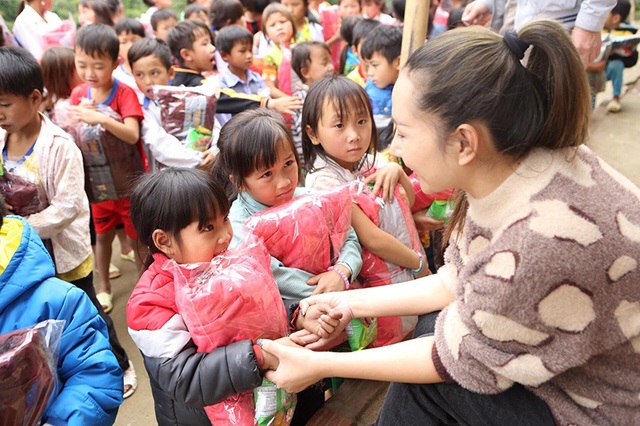 Hằng Lê – Nhà sáng lập thương hiệu YHL: “Tôi muốn lan tỏa giá trị nhân ái đến với cộng đồng” - 4 Hằng Lê – Nhà sáng lập thương hiệu YHL: “Tôi muốn lan tỏa giá trị nhân ái đến với cộng đồng” - 4