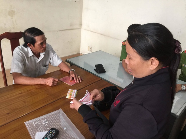 Người phụ nữ bán vé số trả lại chiếc ví chứa tiền, vàng cho người đánh rơi - 2 Người phụ nữ bán vé số trả lại chiếc ví chứa tiền, vàng cho người đánh rơi - 2