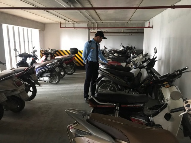 Hà Nội: Hàng loạt xe máy trong khu chung cư bị rạch nát yên - 5