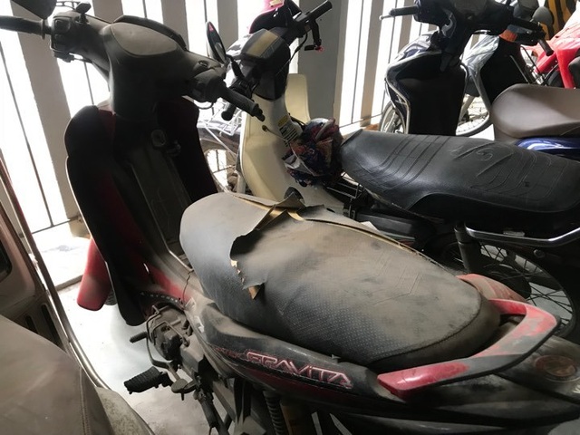 Hà Nội: Hàng loạt xe máy trong khu chung cư bị rạch nát yên - 10