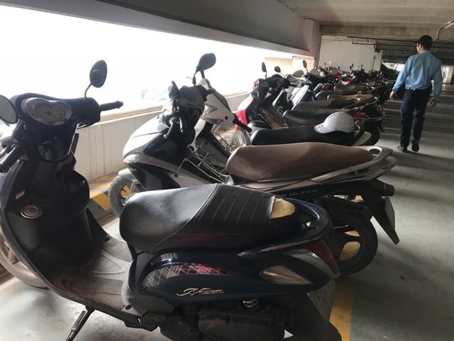 Hà Nội: Hàng loạt xe máy trong khu chung cư bị rạch nát yên - 9