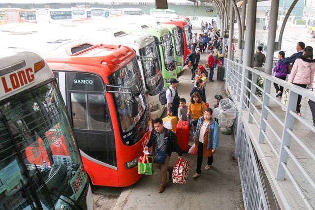 Tăng tải hàng nghìn chuyến bay, tàu xe “căng sức” dịp giỗ Tổ, 30/4-1/5 - 2 Tăng tải hàng nghìn chuyến bay, tàu xe “căng sức” dịp giỗ Tổ, 30/4-1/5 - 2
