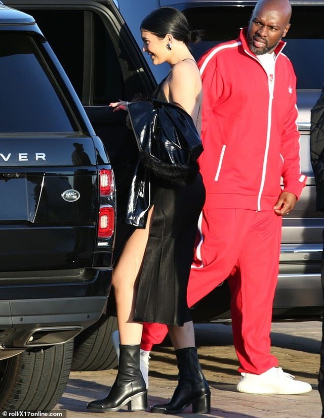 Kylie Jenner gợi cảm đi ăn tối - 4 Kylie Jenner gợi cảm đi ăn tối - 4