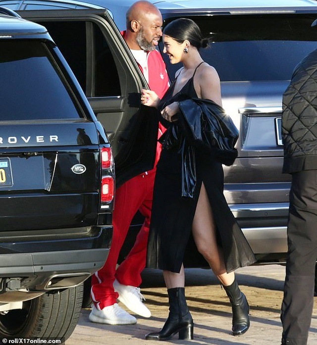 Kylie Jenner gợi cảm đi ăn tối - 1 Kylie Jenner gợi cảm đi ăn tối - 1