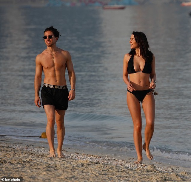 Helen Flanagan nuột nà trên biển - 3 Helen Flanagan nuột nà trên biển - 3