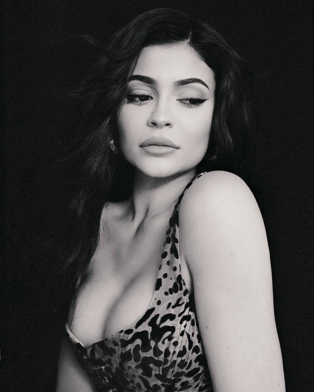 Kylie Jenner gợi cảm đi ăn tối - 8 Kylie Jenner gợi cảm đi ăn tối - 8