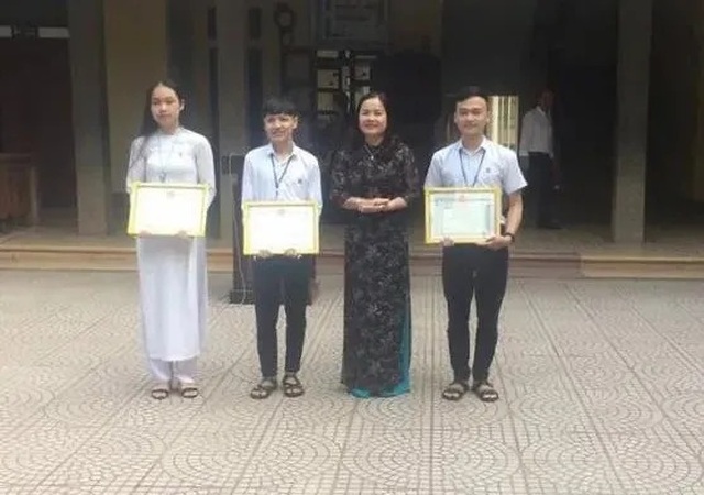 Tuyên dương 3 học sinh nhặt được của rơi, trả lại người mất - 1 Tuyên dương 3 học sinh nhặt được của rơi, trả lại người mất - 1