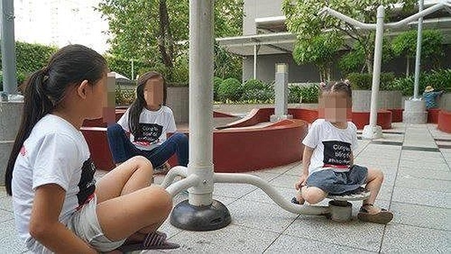 Dân Galaxy 9 mặc áo đồng phục lên án hành vi sàm sỡ bé gái - 1 Dân Galaxy 9 mặc áo đồng phục lên án hành vi sàm sỡ bé gái - 1