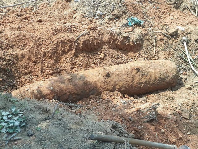 Xử lý an toàn quả bom dài 2 mét trong vườn nhà - 2