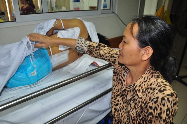 Mẹ bị ung thư khóc cạn nước mắt trước cảnh con bị tai nạn thập tử nhất sinh - 3 Mẹ bị ung thư khóc cạn nước mắt trước cảnh con bị tai nạn thập tử nhất sinh - 3